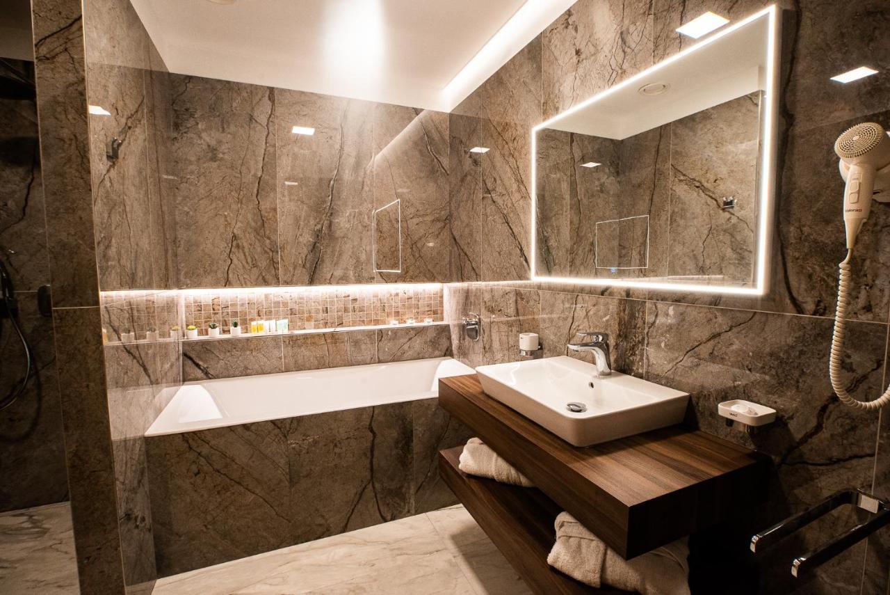 Velké Meziříčí Hotel Pod Zamkem מראה חיצוני תמונה