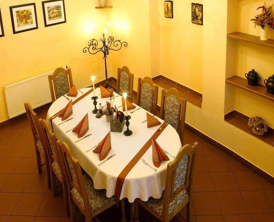 Velké Meziříčí Hotel Pod Zamkem מראה חיצוני תמונה
